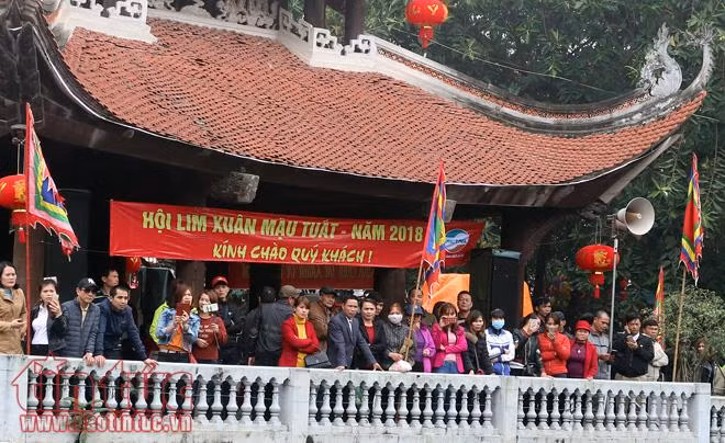 Biển người đổ về hội Lim nghe quan họ ảnh 12