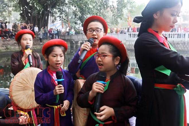 Biển người đổ về hội Lim nghe quan họ ảnh 13
