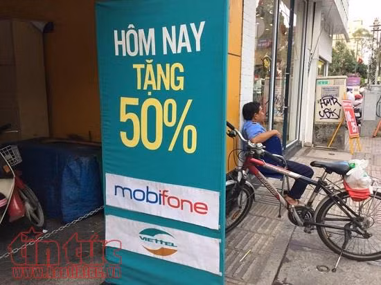 Đổ xô nạp thẻ điện thoại để hưởng khuyến mãi 50% lần cuối ảnh 1