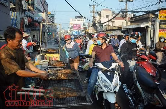 Thị trường đồ cúng ngày vía Thần Tài 'nóng' không kém vàng ảnh 2
