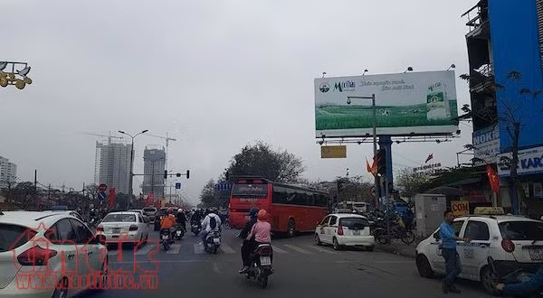 Mùng 5 Tết, dòng người đổ về Thủ đô nhưng không ùn tắc kéo dài ảnh 4