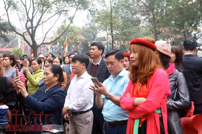Biển người đổ về hội Lim nghe quan họ ảnh 2