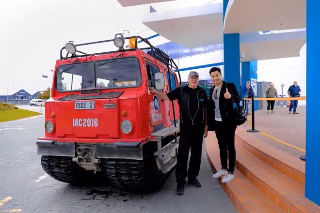 MC Nguyên Khang đưa mẹ du ngoạn vùng đất 'Chúa tể của những chiếc nhẫn' ảnh 3