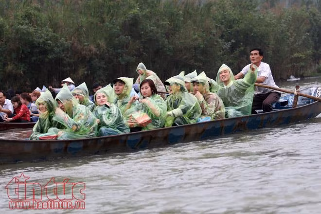 Hàng vạn người trẩy hội Chùa Hương ảnh 2