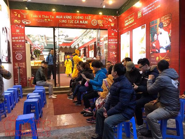 Xếp hàng mua vàng ngày vía Thần tài bất chấp mưa rét ảnh 2