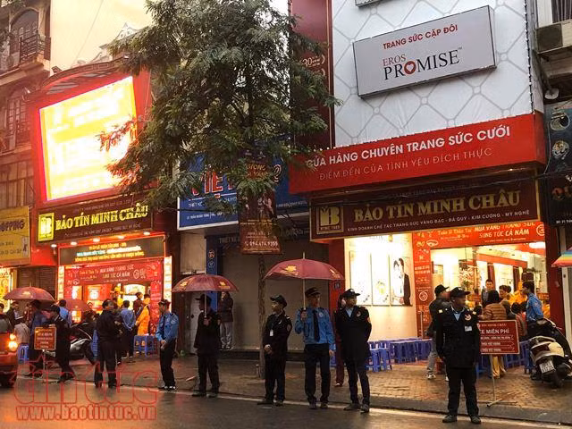 Xếp hàng mua vàng ngày vía Thần tài bất chấp mưa rét ảnh 3