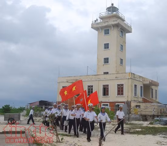Bộ đội Trường Sa ra quân trồng cây đầu xuân ảnh 1