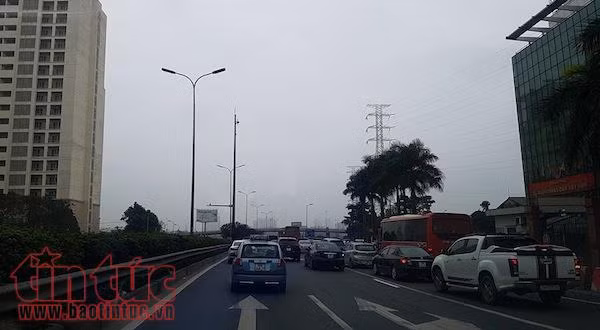 Mùng 5 Tết, dòng người đổ về Thủ đô nhưng không ùn tắc kéo dài ảnh 2