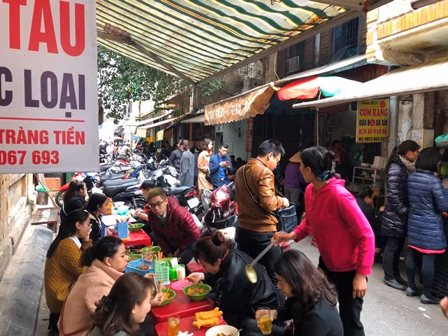 Quán vỉa hè Hà Nội tấp nập dân công sở 'giải ngấy' sau Tết ảnh 3