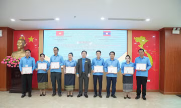 Trao bằng cho các học viên.