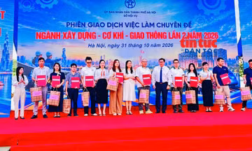 Trao hợp đồng cho lao động được ký tại phiên giao dịch việc làm.