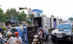 Lật xe tải chở bia, giao thông ùn tắc kéo dài