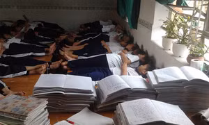 Giáo viên tiểu học nặng gánh... sổ sách