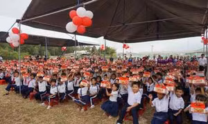 SCG trao quà cho học sinh nghèo Long Sơn