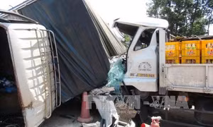 Xe khách mất lái đâm xe tải trong đêm, 9 người bị thương