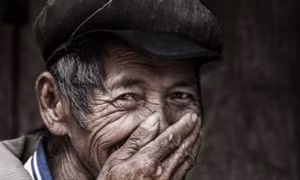 Người đàn ông hay cười