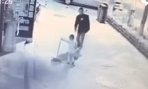 Phẫn nộ bé 3 tuổi bị đánh dã man trên phố