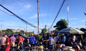 Tàu hỏa đâm ôtô, 6 người thương vong