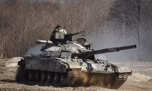Xe tăng Ukraine nã đạn phe ly khai