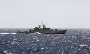Tàu chiến Iran bắt đầu hộ tống tàu hàng tới Yemen