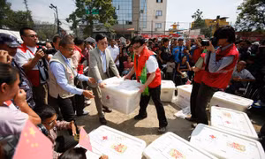 Thành Long khích lệ nạn nhân động đất Nepal
