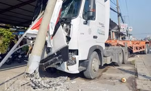 Xe container mất lái, tông đổ cột điện 
