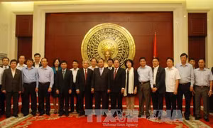 Phó Thủ tướng Nguyễn Xuân Phúc thăm Đại sứ quán Việt Nam tại Trung Quốc 