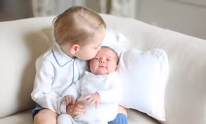 Hoàng tử George đáng yêu ôm hôn em gái mới sinh