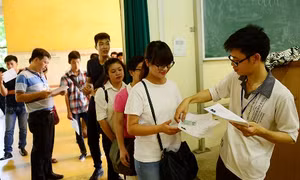 Thí sinh trong ngày đầu tiên làm thủ tục dự thi THPT