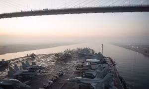 Tàu sân bay Mỹ "chạm trán" tên lửa Iran