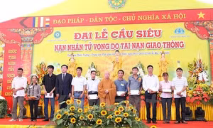 Hàng nghìn người cầu siêu cho nạn nhân tai nạn giao thông 
