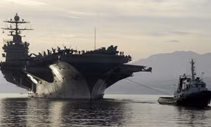 Mỹ nổi đóa vụ tên lửa Iran bay sát tàu sân bay Truman