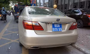 Tạm giữ xe Lexus biển xanh 80A nghi giả