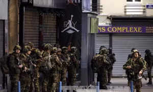 Nhóm khủng bố ẩn náu ở ngoại ô Paris chuẩn bị tấn công quận Defense