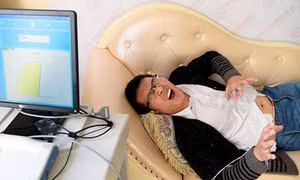 Đàn ông Trung Quốc vật vã trải nghiệm đau đẻ