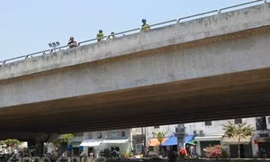 Bị truy đuổi, tên cướp nhảy cầu trốn