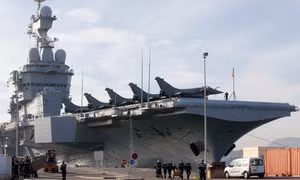 Phi cơ từ tàu sân bay Charles de Gaulle không kích IS 