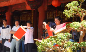 Sĩ tử tới Văn Miếu cầu may mắn