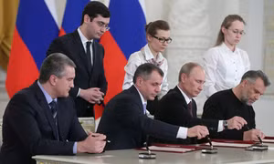 Trưng bày cây bút Tổng thống Putin ký sáp nhập Crimea