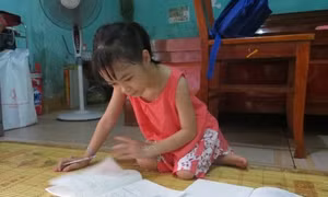 Cô bé khuyết tật viết chữ đẹp ước mơ trở thành bác sĩ