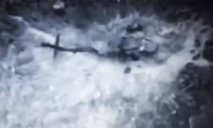Hạ cánh trúng bãi mìn, trực thăng Black Hawk nổ tung 