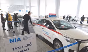 Lộn xộn taxi tại Nhà ga T2 Nội Bài
