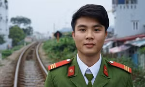 Chiến sĩ nhảy cầu cứu thiếu nữ tự vẫn