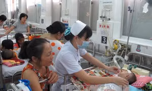 Hai bệnh viện nhi ở TPHCM quá tải