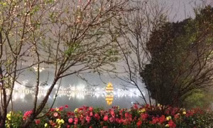 Hồ Gươm huyền ảo đêm cuối năm