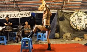 Trung Quốc cấm thuê vũ công nhảy thoát y trong đám tang