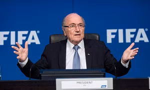 Chủ tịch FIFA Sepp Blatter rút khỏi IOC