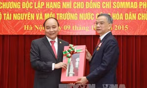 Trao Huân chương Độc lập hạng Nhì cho Bộ trưởng Lào