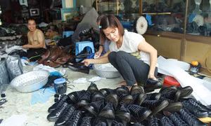 Giày da truyền thống vẫn chỉ đi quanh làng
