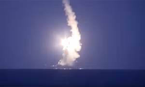 Tên lửa từ tàu chiến Nga dội trúng mục tiêu IS ở Syria 